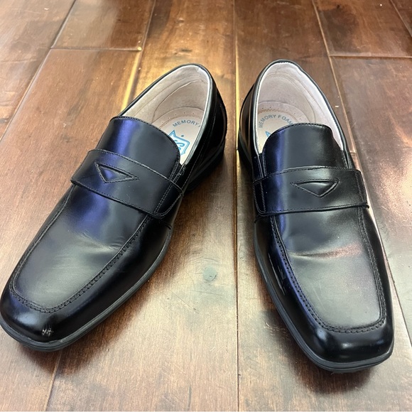 Freeman Boys black dress shoes size 6 boys. - Picture 2 of 10
